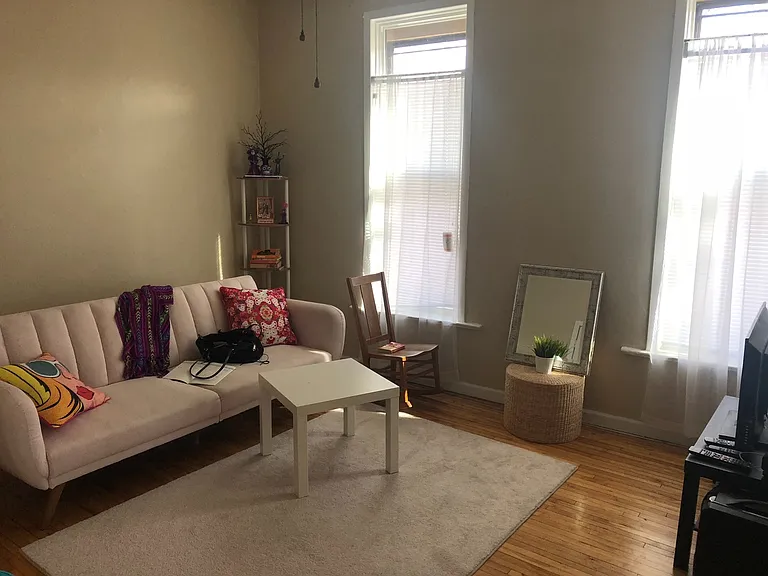 321 Bates Ave — Photo 2