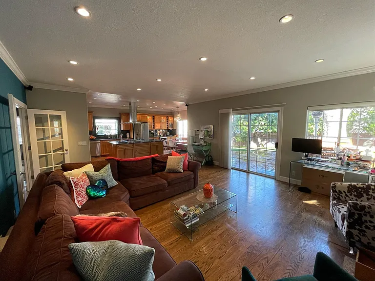 1220 Balboa Ave — Photo 2