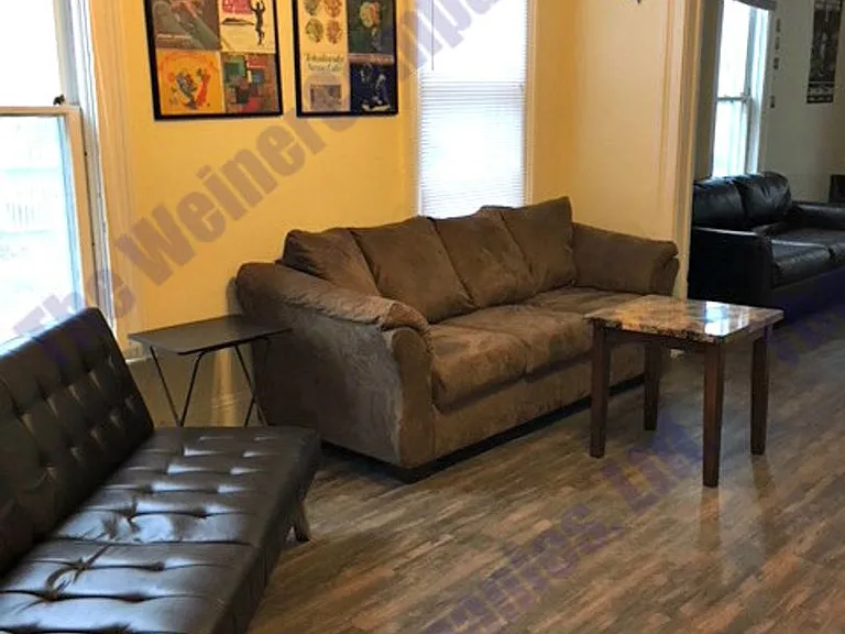 403 W Illinois St — Photo 4
