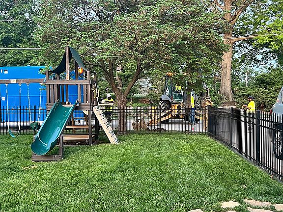 3rd image of 800 W 51st St
