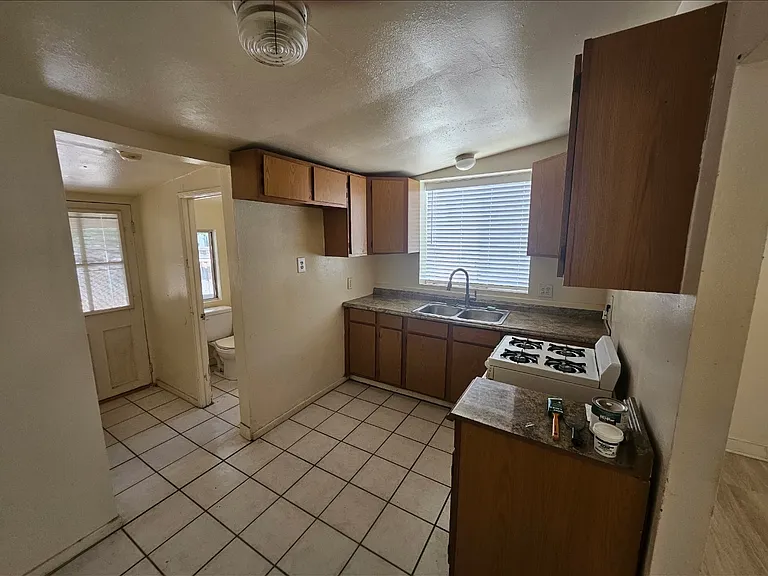 4270 Center St — Photo 8