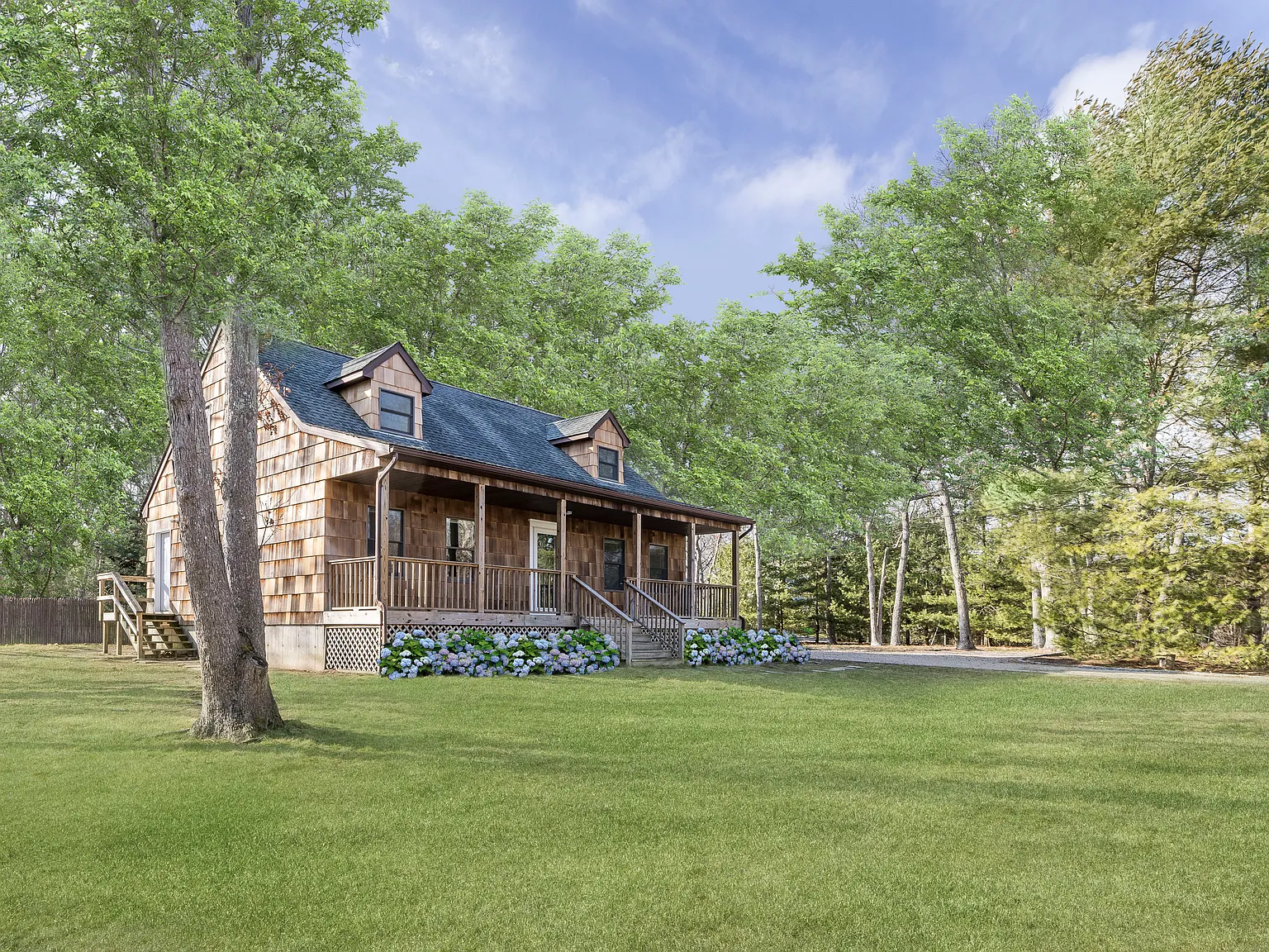 Impeccable 4 Bedroom, 3 Bath Cape Cod Close to the Bay — Photo 2
