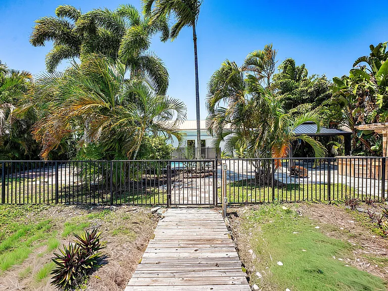 1402 Cormorant Rd — Photo 45