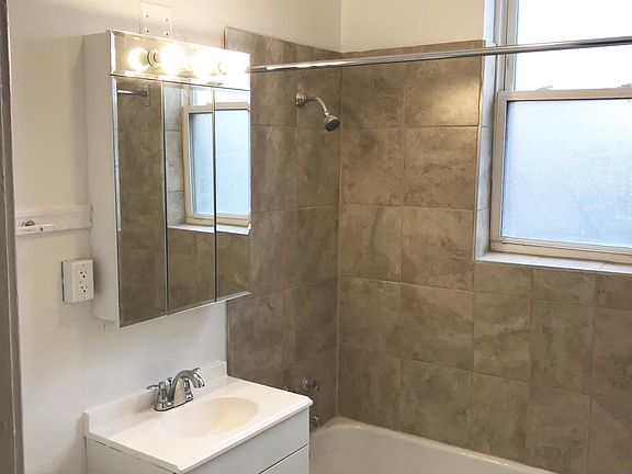 3rd image of 1408 W Albion Ave #3