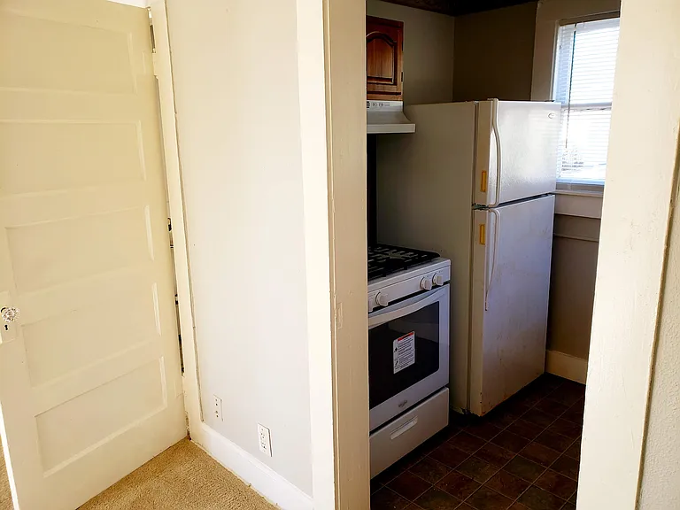 402 N Augusta St — Photo 3