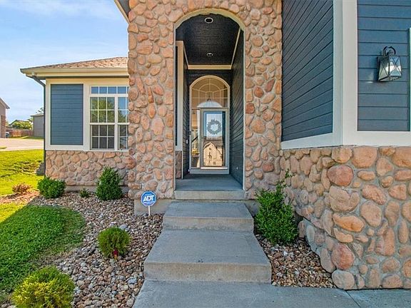 3rd image of 1131 Crimson Ln