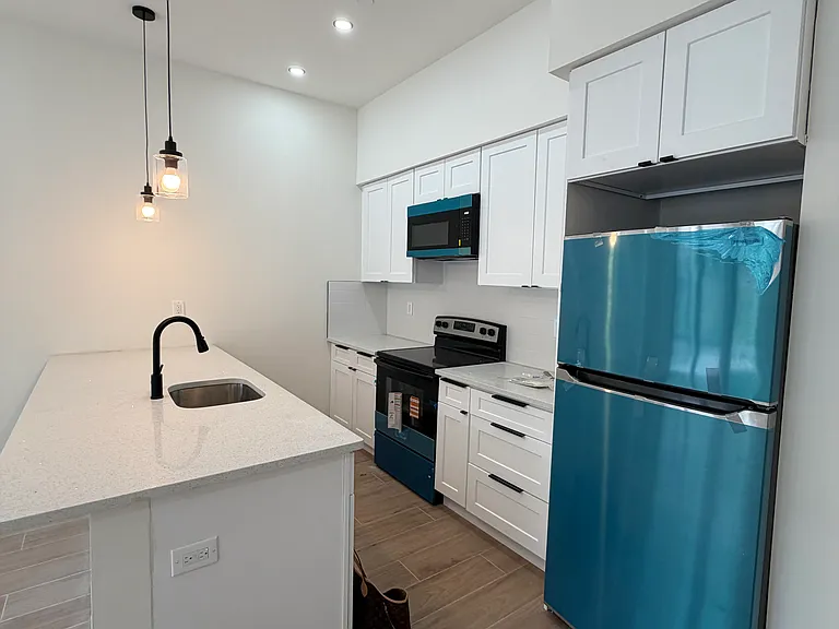 2375 Lorillard Pl #2R — Photo 2