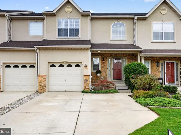 81 Glacier Dr, Berlin, NJ 08009