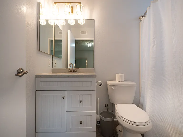 Private en-suite bathroom attached to bedroom #2