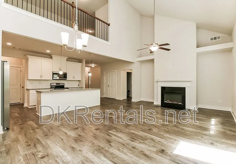 140 Stewart Glen Dr — Photo 3