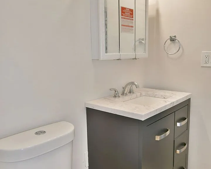560 Gladys St — Photo 14