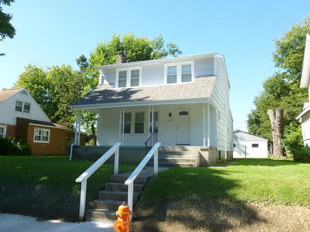 645 S Oakley Ave photo 1