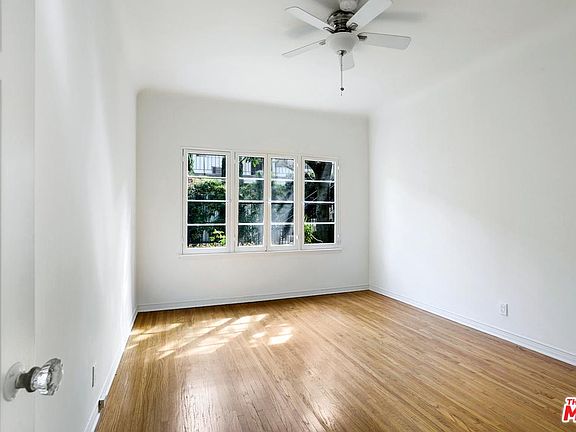 5th image of 2101 N Beachwood Dr