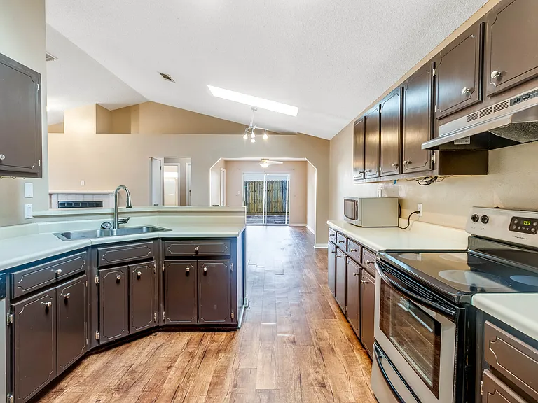 2060 Cambridge Cir — Photo 14