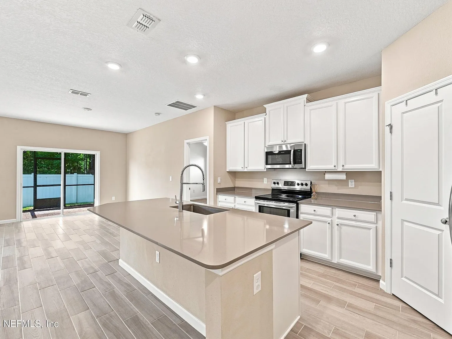 3 bed, 2.0 bath, 1548 sqft, $2,200 — Photo 2
