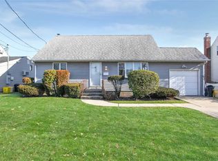 154 E Zoranne Dr, Farmingdale, NY 11735