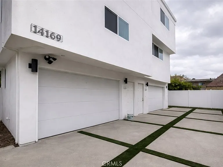 14169 Calvert St — Photo 19
