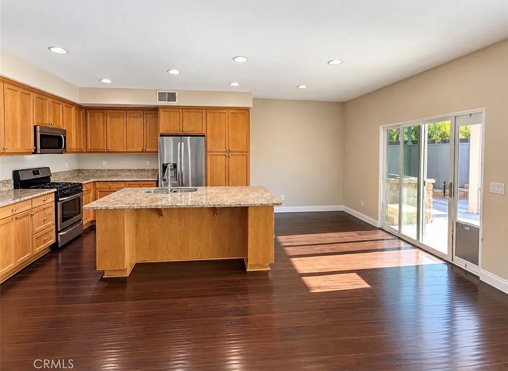 4 bed, 2201 sqft, $3,300 — Photo 4
