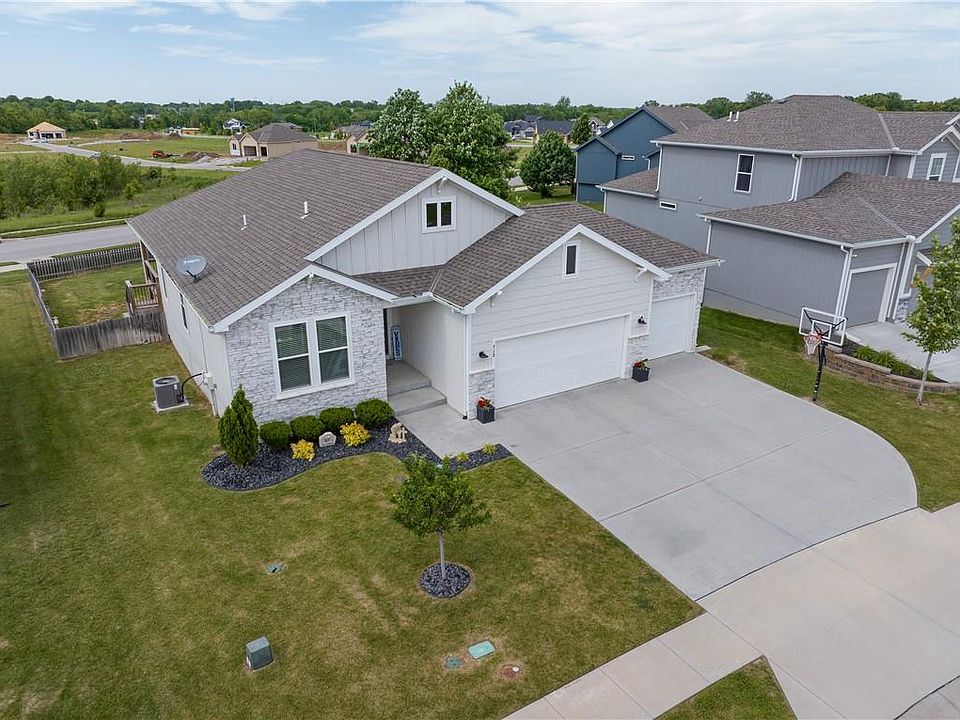 1st image of 713 SE Colonial Dr