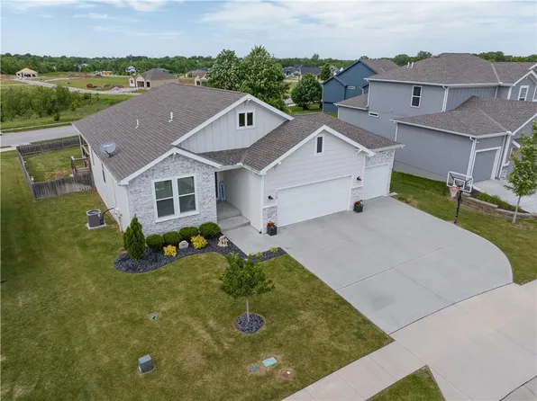 713 SE Colonial Dr, Blue Springs, MO 64014