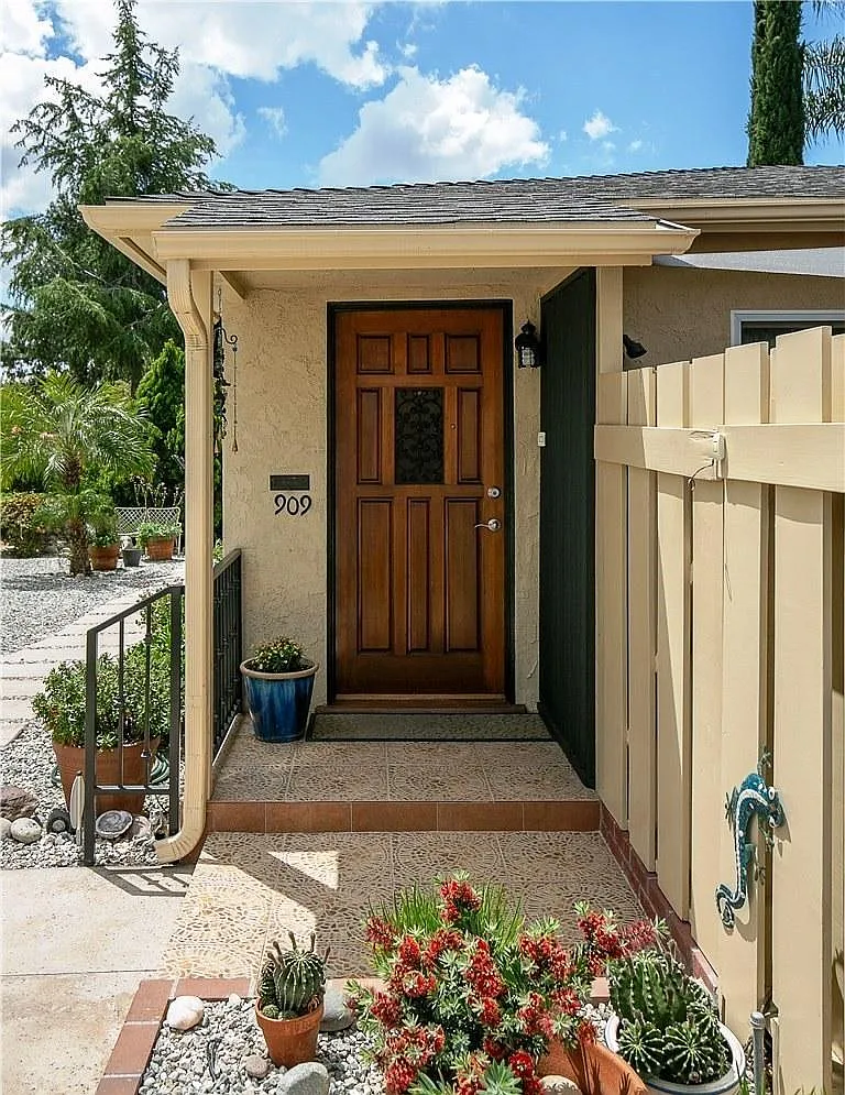 909 N Santa Anita Ave — Photo 2