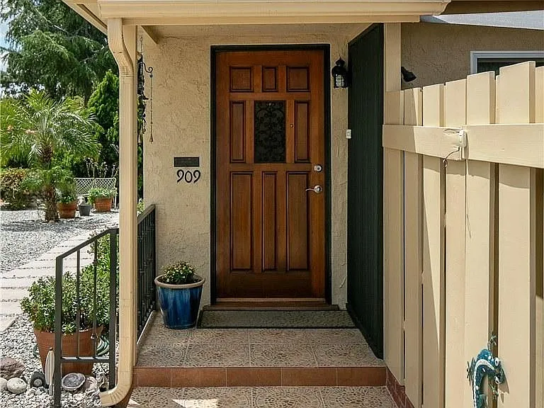909 N Santa Anita Ave — Photo 2