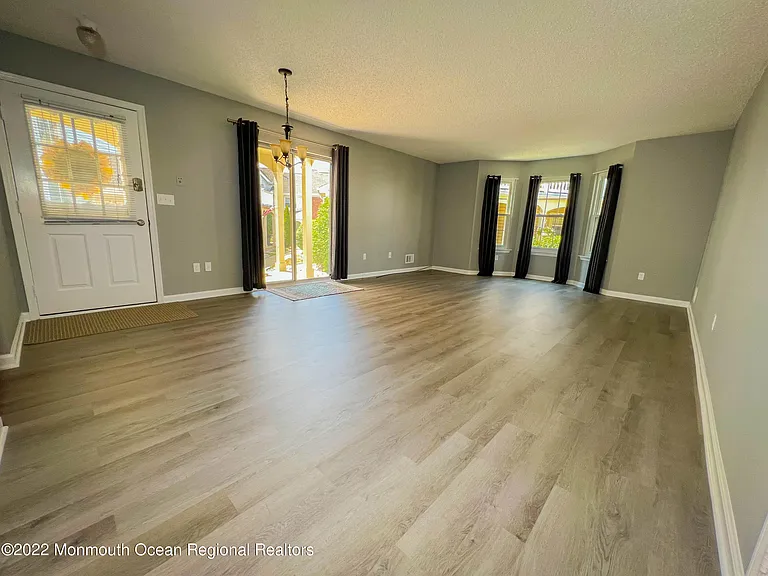 313 Tulip Ln — Photo 7