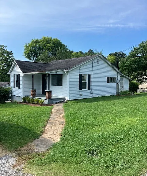 201 Rogers Cir — Photo 2