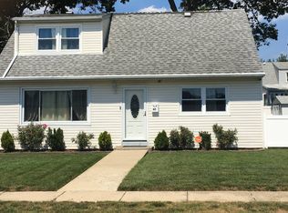 47 Austin St, Valley Stream, NY 11580