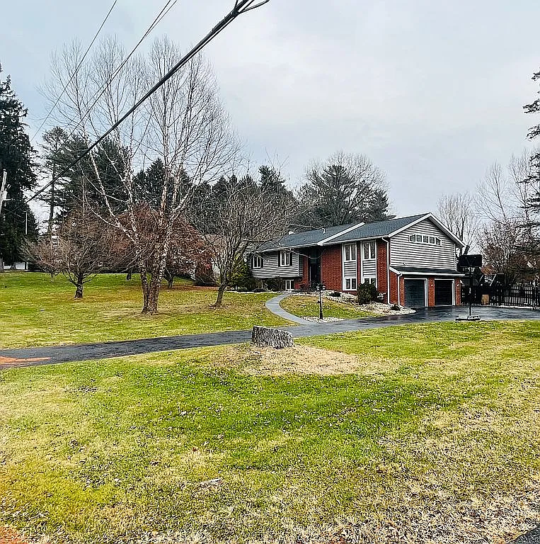 1725 Golf Rd photo 1