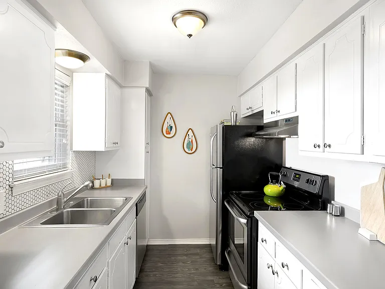 Monticello Apartments — Photo 6