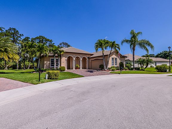 3rd image of 832 SW Vineland Ct