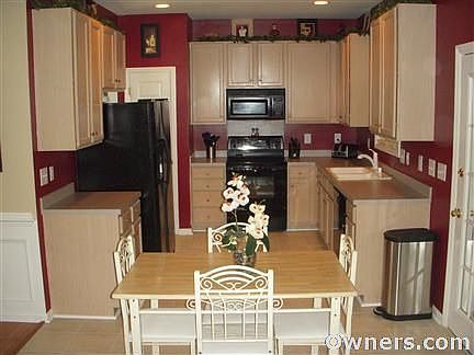 Open floor plan - eat-in kitchen view from living room