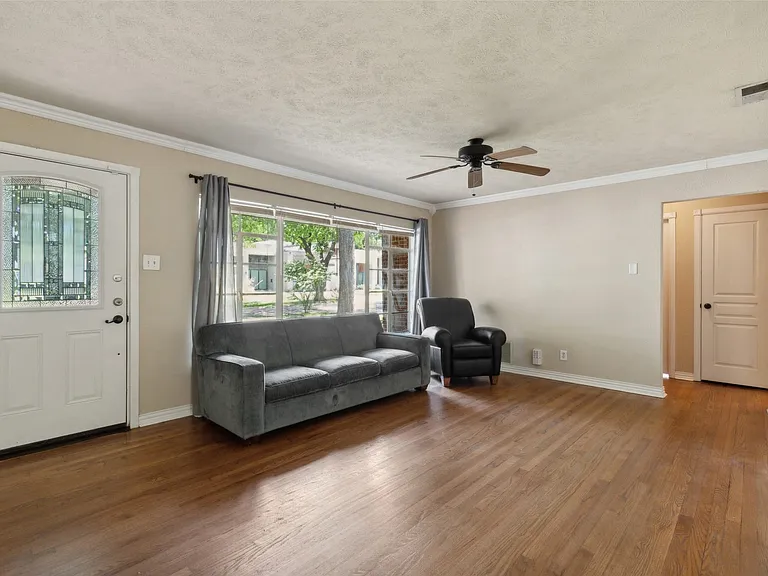 3884 Van Ness Ln — Photo 3
