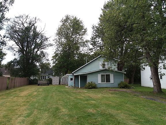 Spacious lot