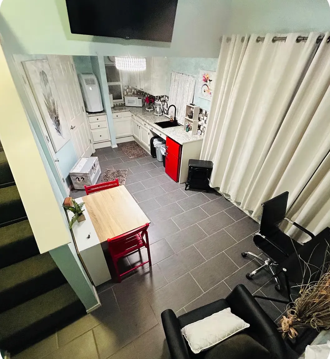 Studio, 250 sqft, $1,995 — Photo 3