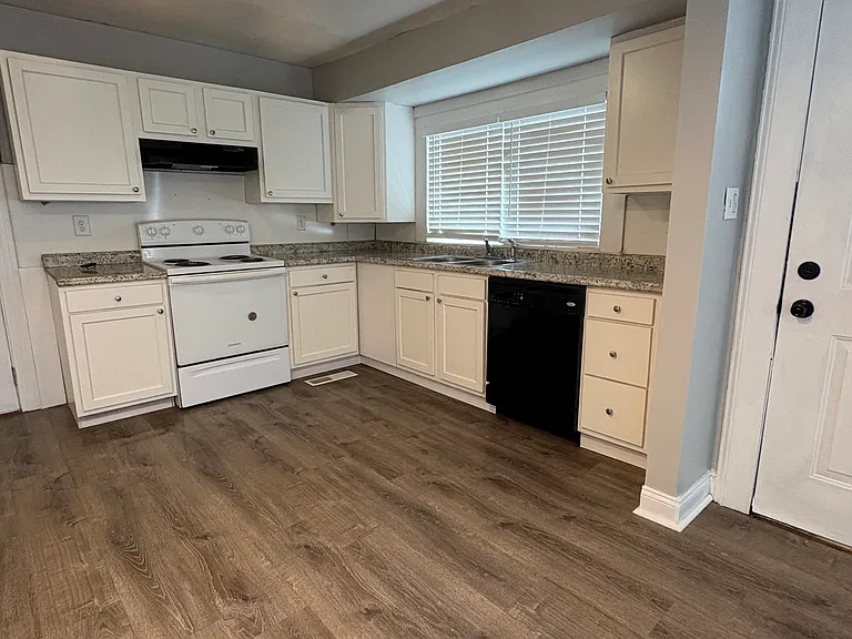 2604 E Riverside Dr — Photo 4