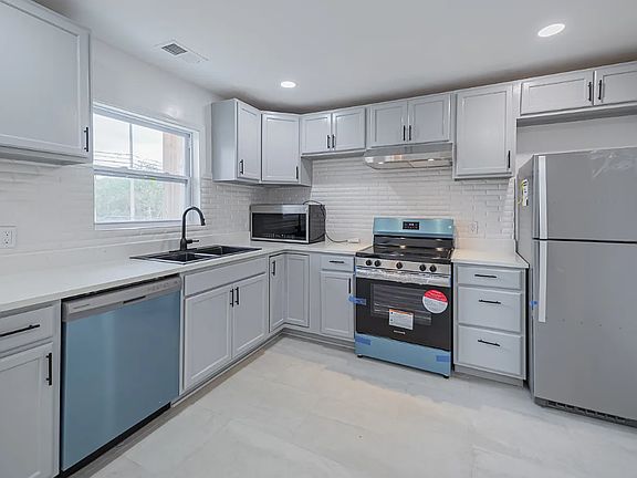 2nd image of 830 Market St