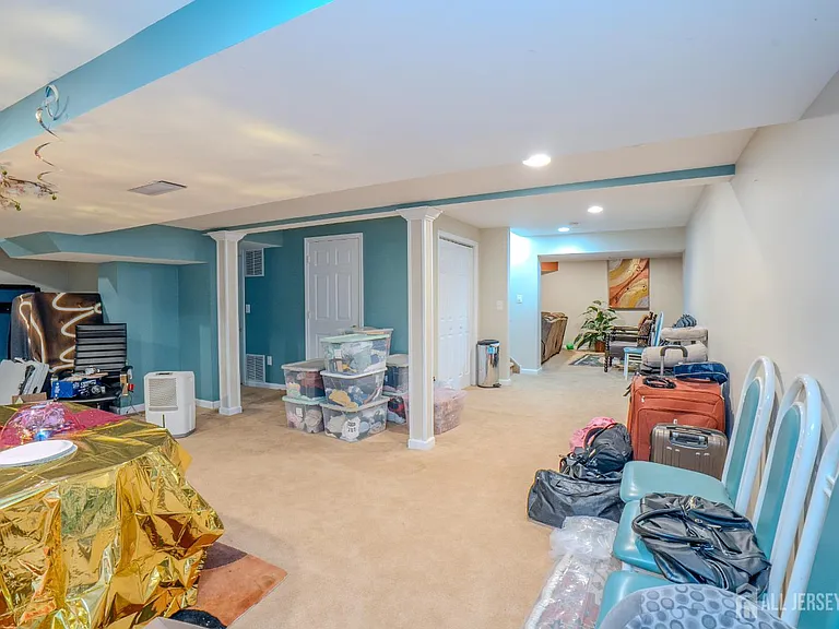 61 Amherst Way — Photo 46