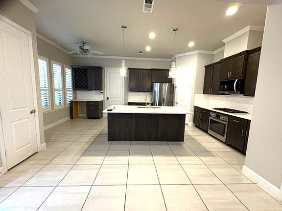 5th image of 5018 Dickson St