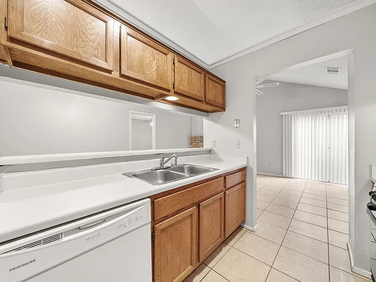 411 Greenlawn Blvd — Photo 13