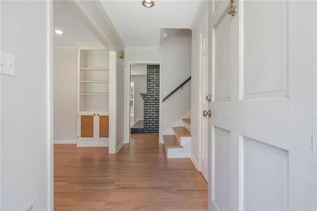 5 bed, 3.0 bath, 2594 sqft, $4,200 — Photo 3