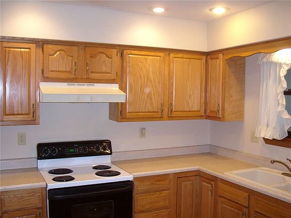 5th image of 829 Taylor Dr