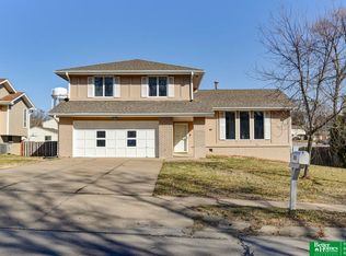 2928 Leawood Dr, Bellevue, NE 68123