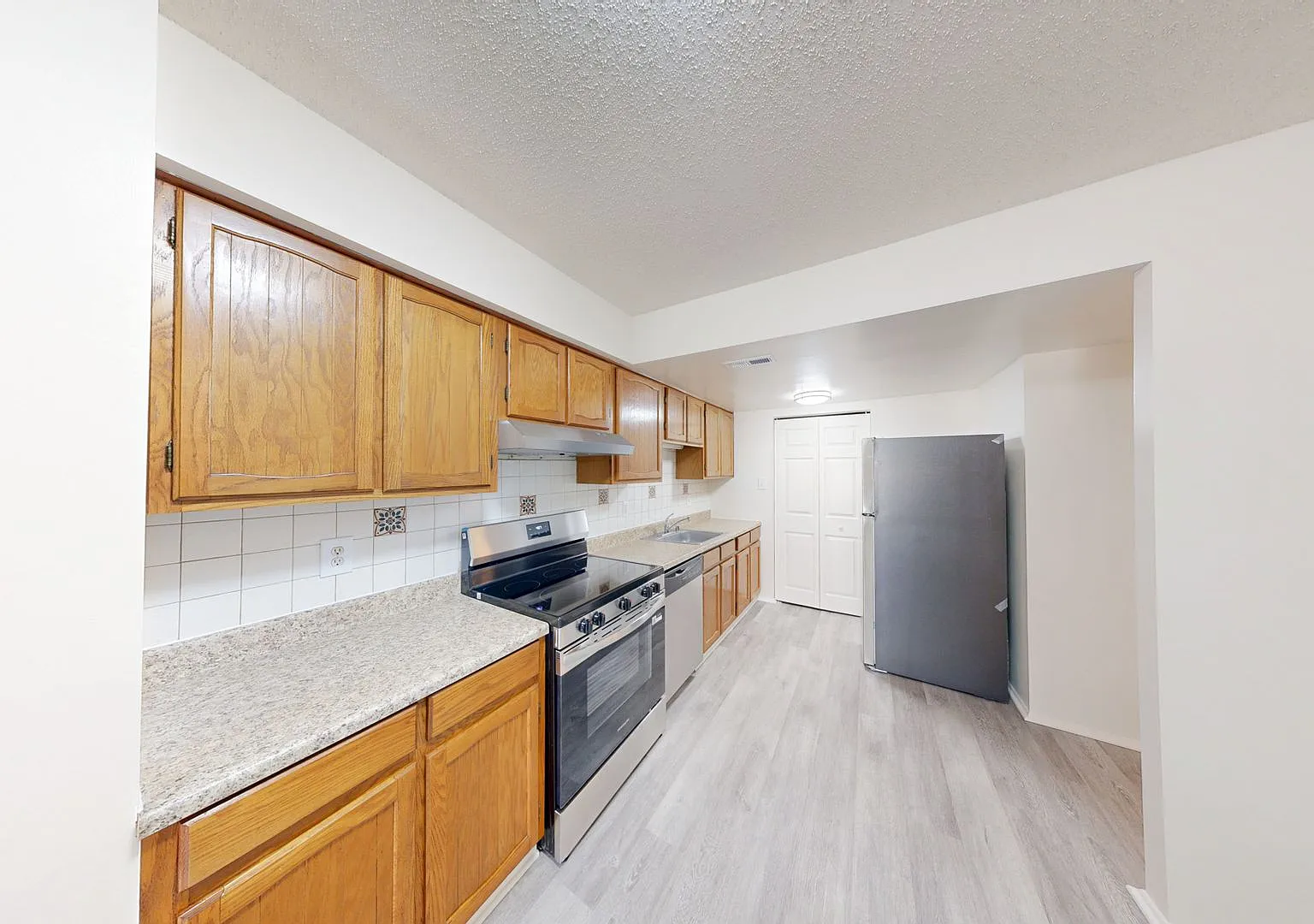 Fresh and Updated 3Bed/2.5Bath End unit Townhome! — Photo 4