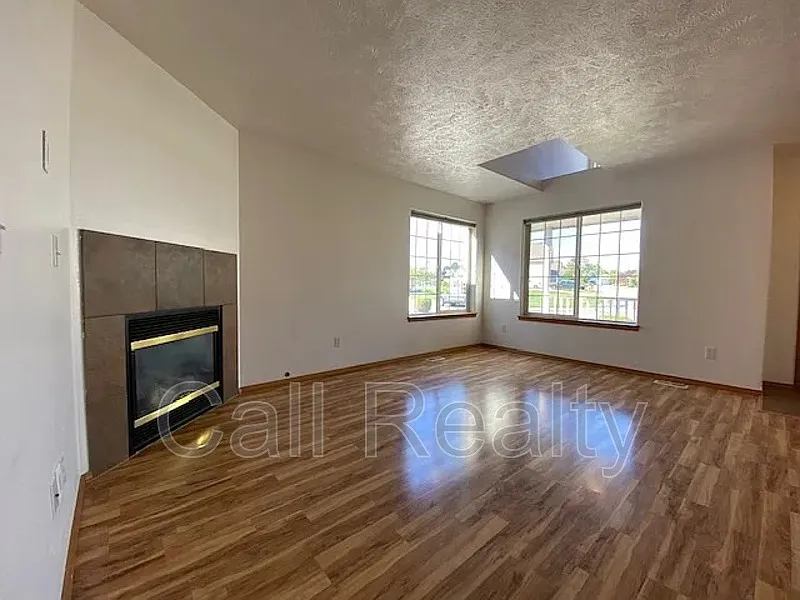 4 bed, 3.0 bath, 2940 sqft, $3,250 — Photo 2