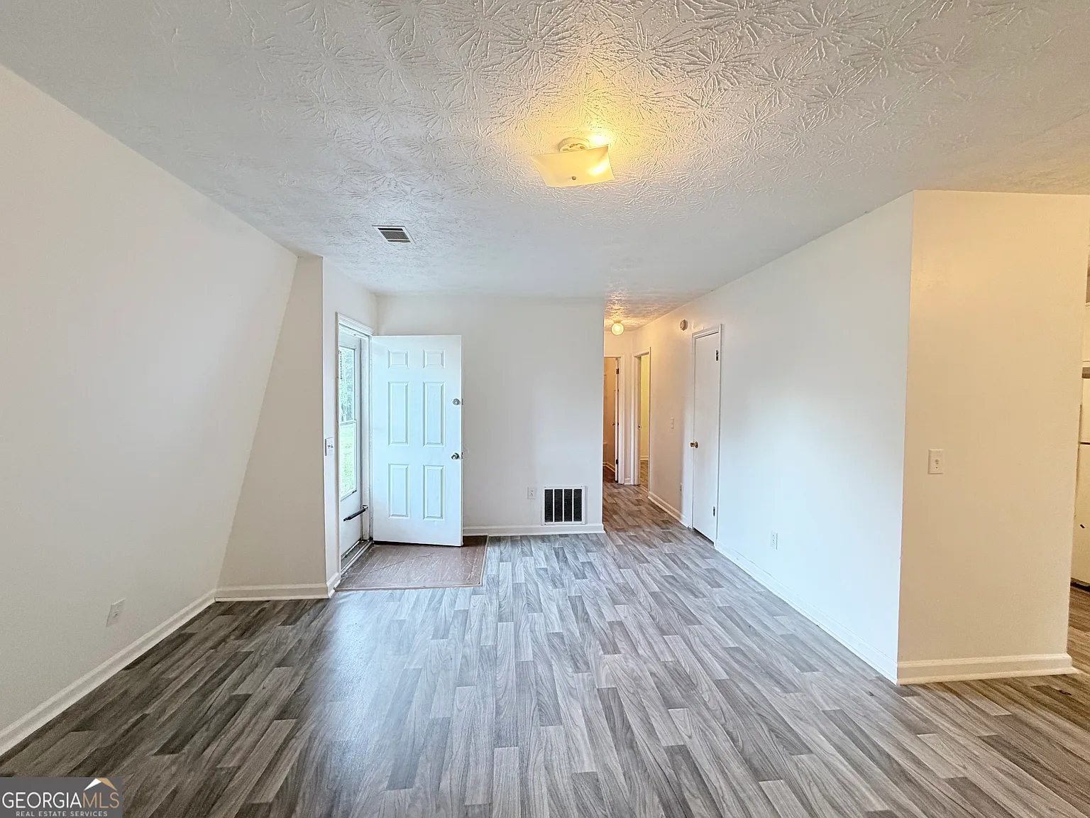 2 bed, 1.0 bath, 1200 sqft, $1,200 — Photo 2