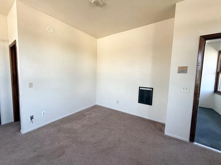 1561 N Van Ness Ave — Photo 2