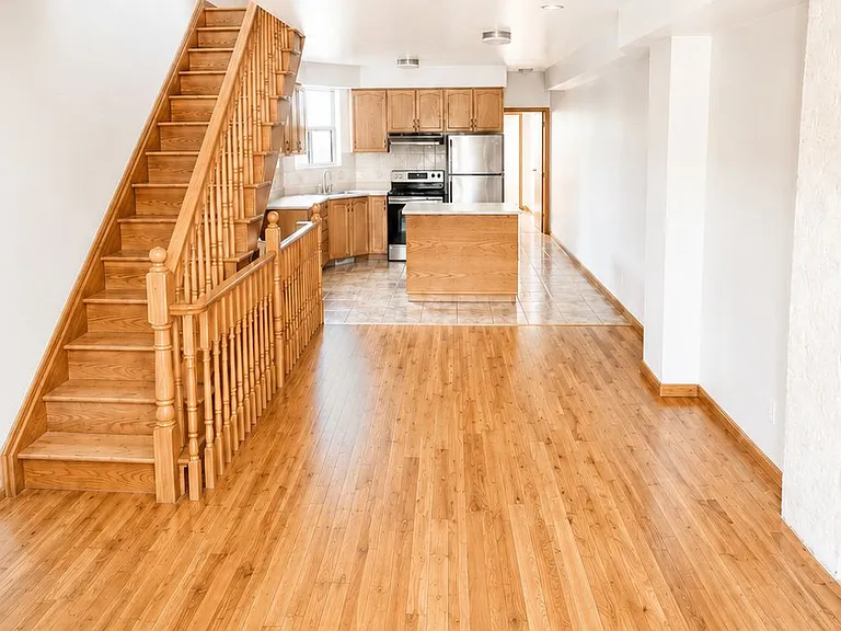 908 Ossington Ave #UPPER — Photo 1