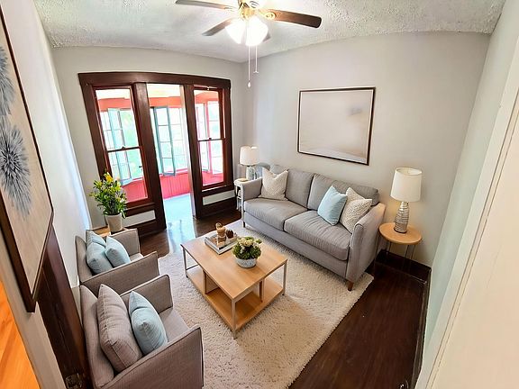 3rd image of 405 Alexander St #D